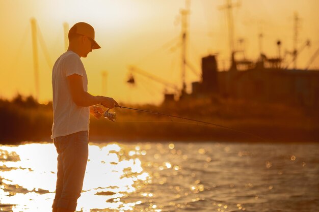 Jonge man vissen op zee