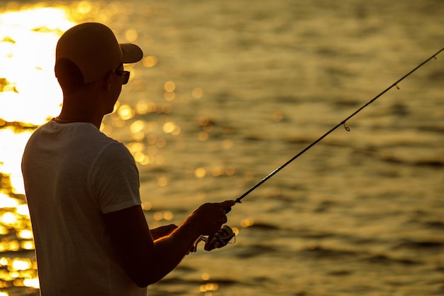 Jonge man vissen op zee