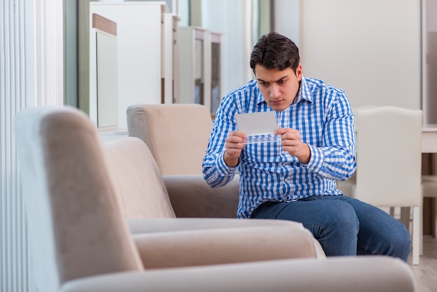 Foto jonge man winkelen in meubelwinkel