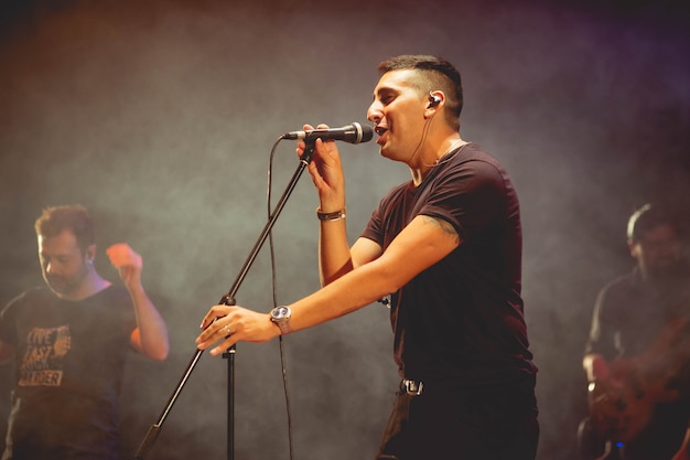 Jonge man zanger op vrijgezellenfeest