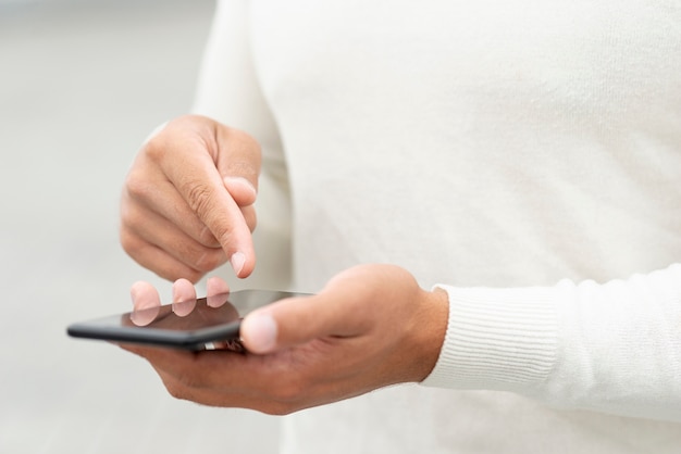 Foto jonge man zijn smartphone controleren