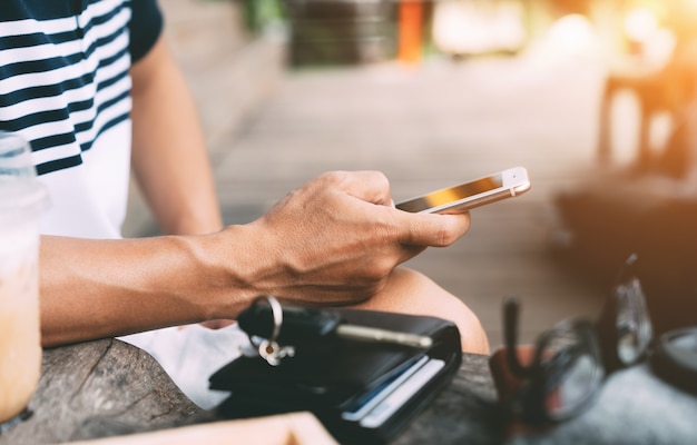 Foto jonge man zit met behulp van smartphone