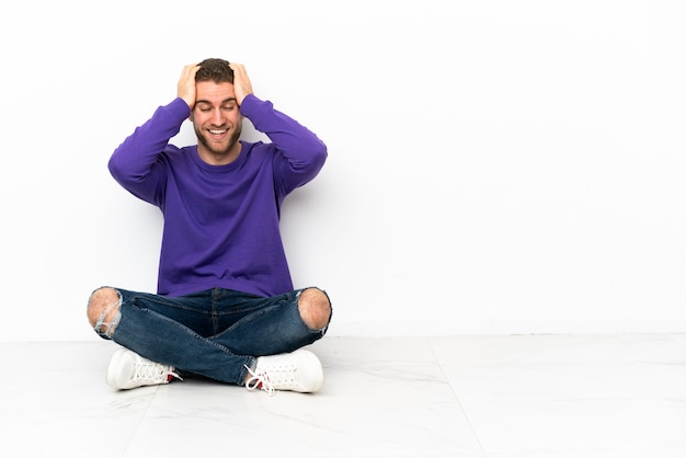 Jonge man zittend op de vloer lachend