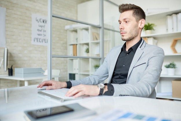 Foto jonge manager gewikkeld in werk