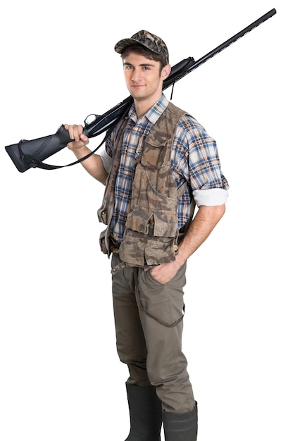 Jonge mannelijke jager met geweer op de schouder