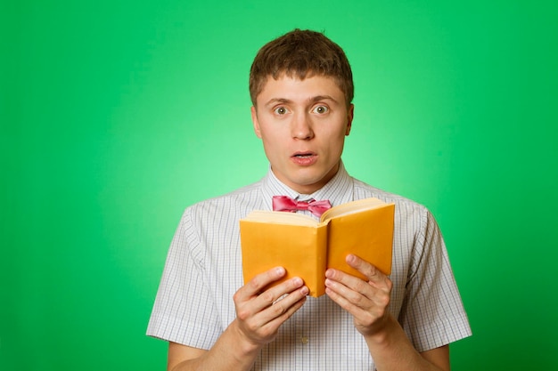 Jonge mannen boekenwurm