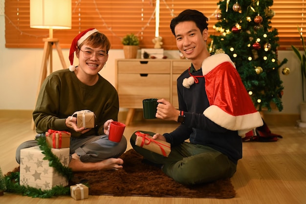 Jonge mannen die samen Kerstmis of Nieuwjaar vieren in een gezellig huis Vakantie- en feestconcept