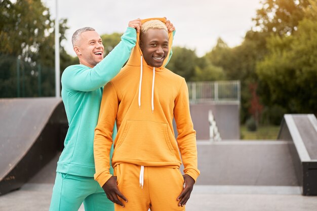 Jonge mannen in sportieve outfits buiten