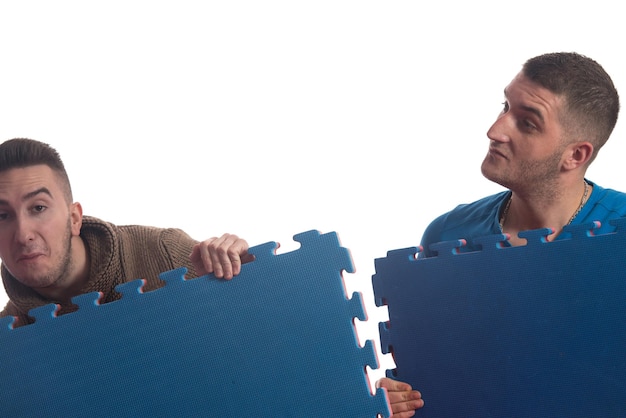 Jonge mannen met blauwe Tatami Mat-puzzel