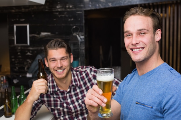 Jonge mannen samen bier drinken