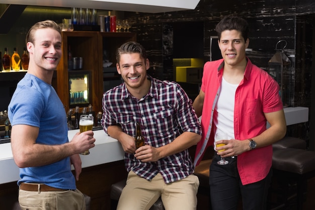 Jonge mannen samen bier drinken