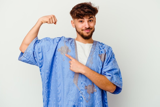 Jonge Marokkaanse man geïsoleerd op wit met kracht gebaar met armen