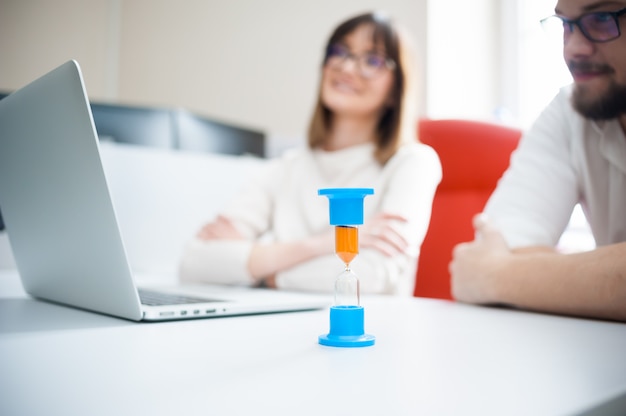 Jonge medewerkers met behulp van laptop in office