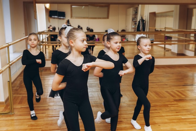 Jonge meisjes die gymnastiekoefeningen doen of sporten in fitnessles