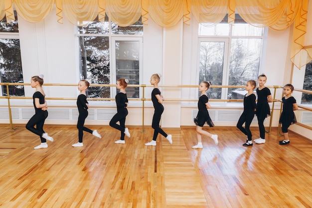 Foto jonge meisjes die gymnastiekoefeningen doen of sporten in fitnessles