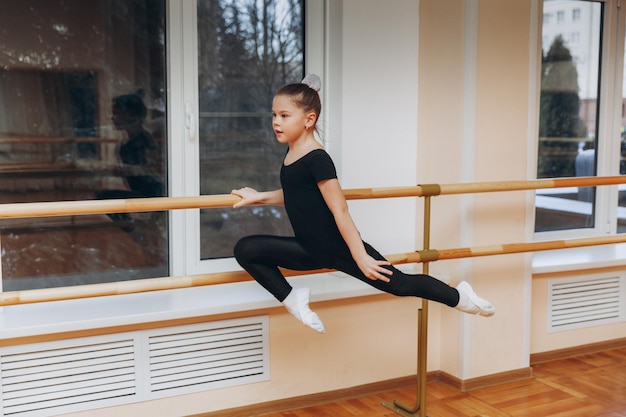 Jonge meisjes die gymnastiekoefeningen doen of sporten in fitnessles