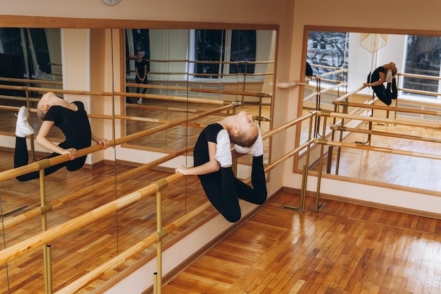 jonge meisjes die gymnastiekoefeningen doen of sporten in fitnesslessen spatten nagellak op haar