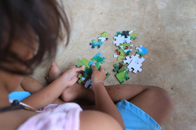 Foto jonge meisjes die puzzels spelen in een gasthuis thuisonderwijs