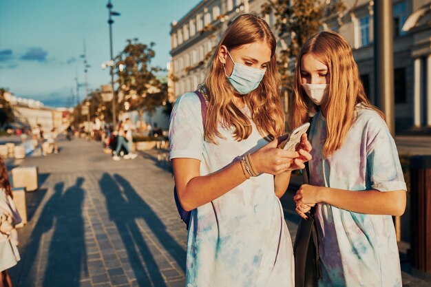 Jonge meisjes die smartphones gebruiken, sociale media gebruiken, sms'en sturen, foto's en video's bekijken.