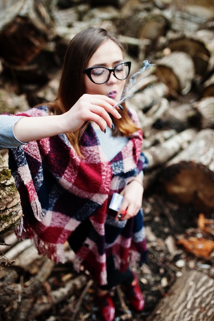 Jonge meisjes rokende sigaret in het bos