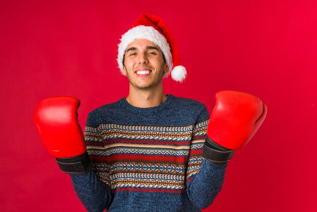 Jonge mens die een gift op Kerstmisdag houdt