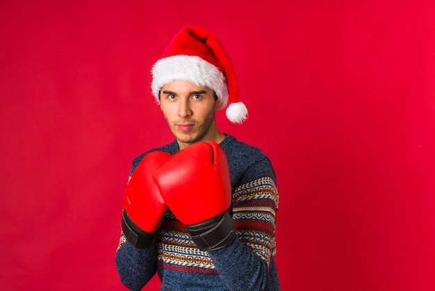 Jonge mens die een gift op Kerstmisdag houdt