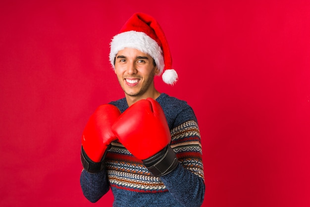 Jonge mens die een gift op Kerstmisdag houdt