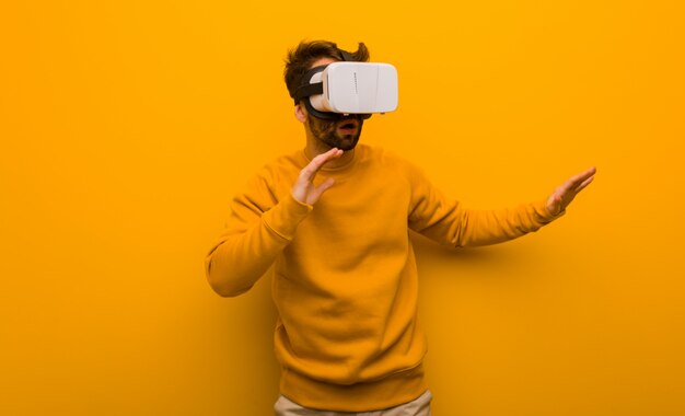 Jonge mens die een virtuele werkelijkheidsglazen draagt