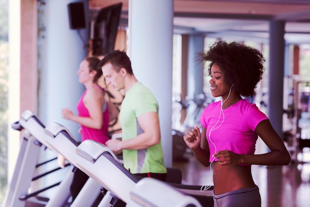 jonge mensen die een cardio uitoefenen op een loopband met chine in een moderne sportschool