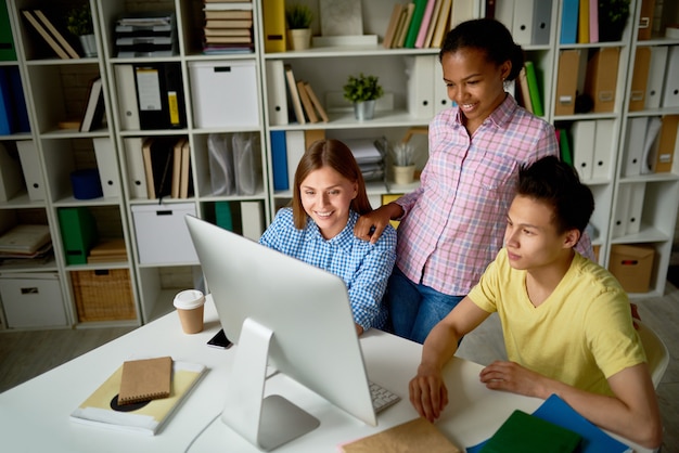 Jonge mensen die werken in de bibliotheek