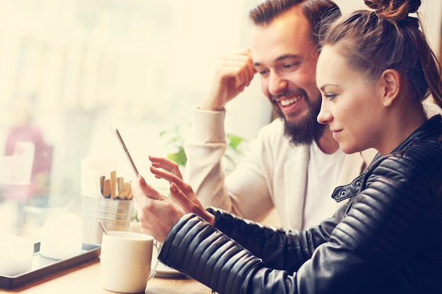 jonge mensen die zaken doen in café