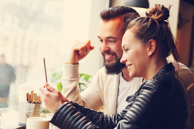 jonge mensen die zaken doen in café