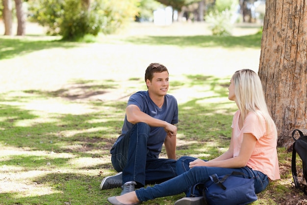 Jonge mensen flirten