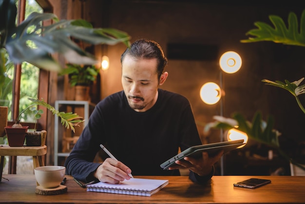 Jonge mensen ontmoeten elkaar online via videoconferentie cyberspace-technologie, zakelijk werk vanuit huis via computer laptop communicatie op afstand, virtuele oproep naar teamwerk collega-groep thuiskantoor