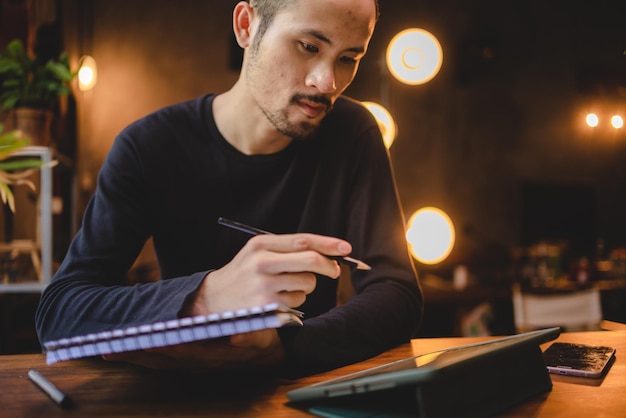 Jonge mensen ontmoeten elkaar online via videoconferentie cyberspace-technologie, zakelijk werk vanuit huis via computer laptop communicatie op afstand, virtuele oproep naar teamwerk collega-groep thuiskantoor