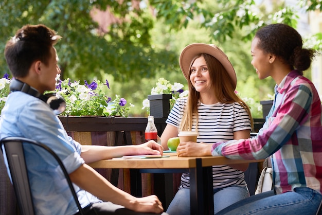 Jonge mensen praten aan Cafe tafel