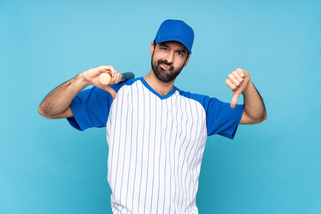 Jonge mensen speelhonkbal over geïsoleerd blauw tonend duim neer