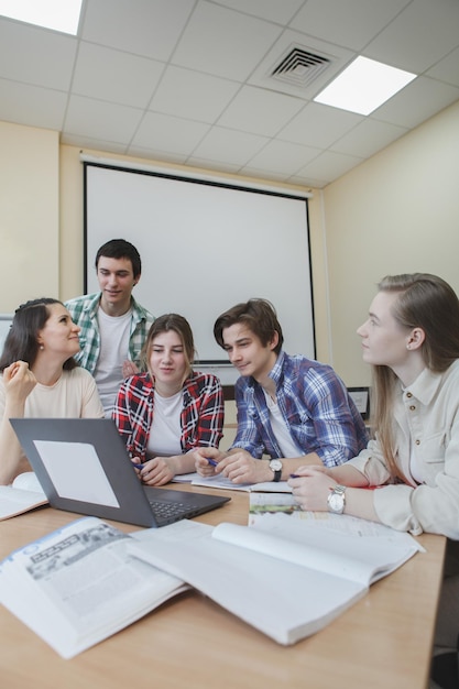 Jonge mensen studeren samen