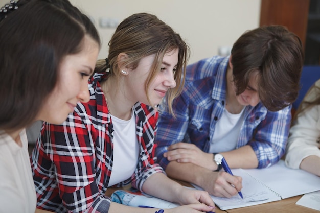 Jonge mensen studeren samen