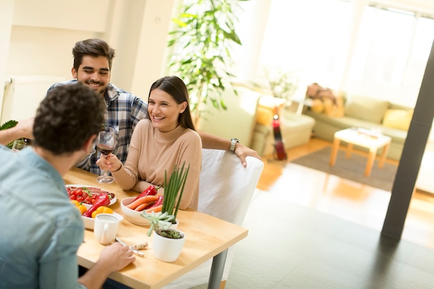 Jonge mensen zitten aan de tafel