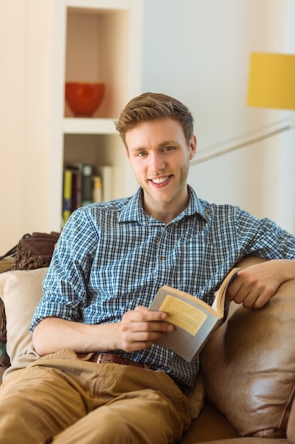 Jonge mensenlezing op zijn laag