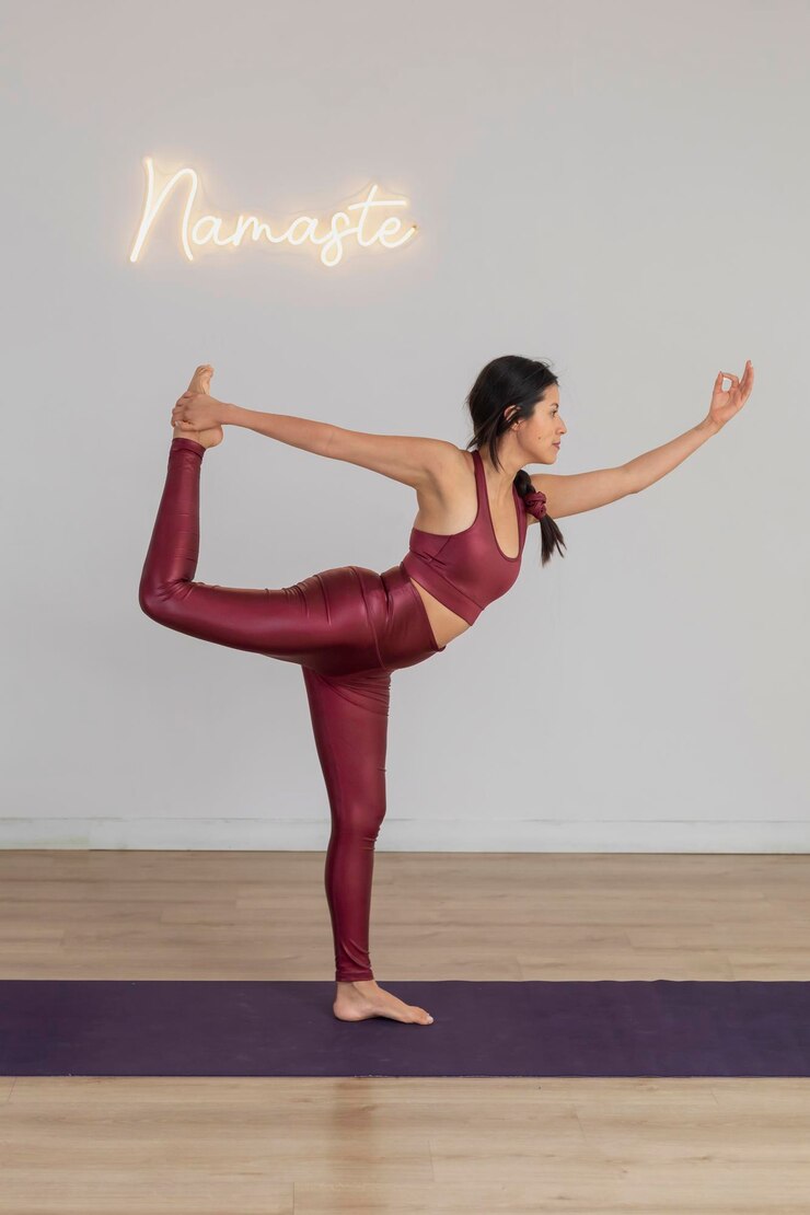 Jonge Mexicaanse vrouw die yoga beoefent, doet een staande pose