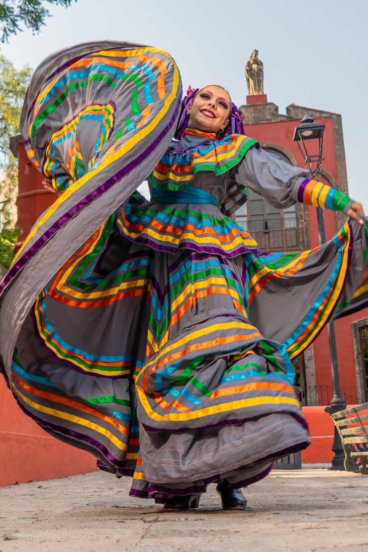 Jonge Mexicaanse vrouw in een traditionele folklore jurk van vele kleuren traditionele danseres