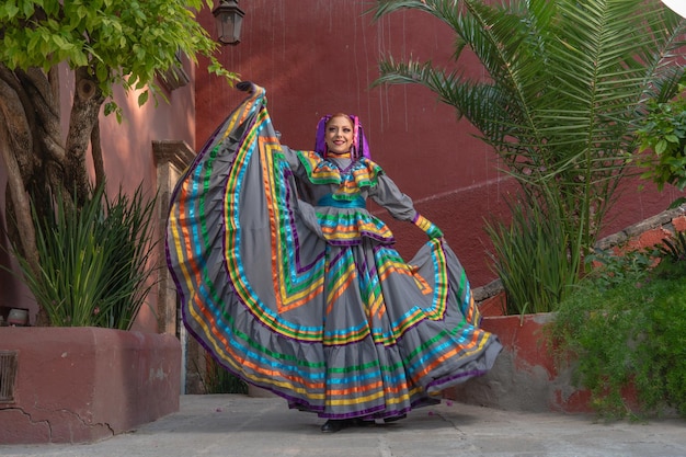 Jonge Mexicaanse vrouw in een traditionele folklore jurk van vele kleuren traditionele danseres
