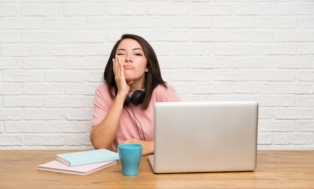 Jonge Mexicaanse vrouw met laptop ongelukkig en gefrustreerd