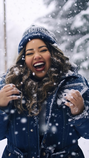 Jonge Mexicaanse vrouw met overgewicht geniet van wintersneeuwvlokken op een vreugdevol buitenmoment