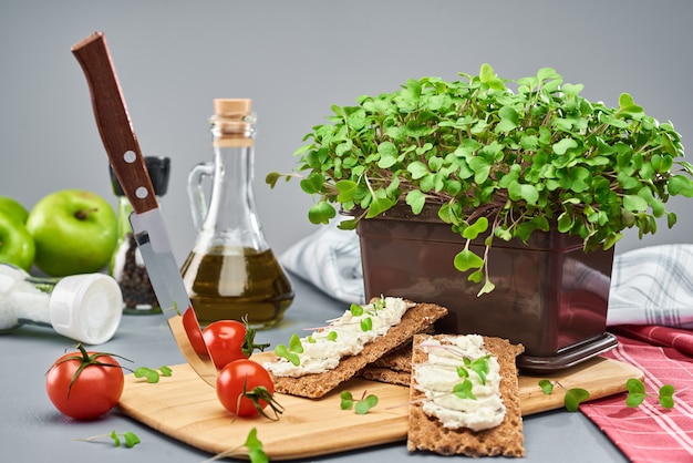 Jonge micro groen in een plastic doos