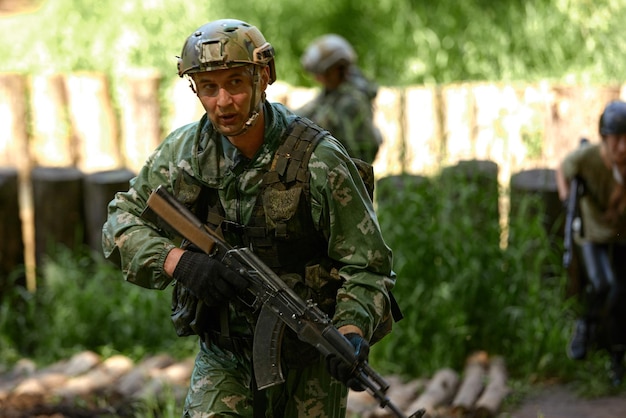 Jonge militaire soldaten tijdens militaire manoeuvretraining