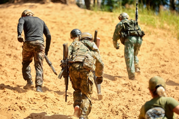 Jonge militaire soldaten tijdens militaire manoeuvretraining