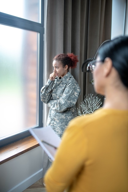 Jonge militaire vrouw in gesprek met een psychotherapeut